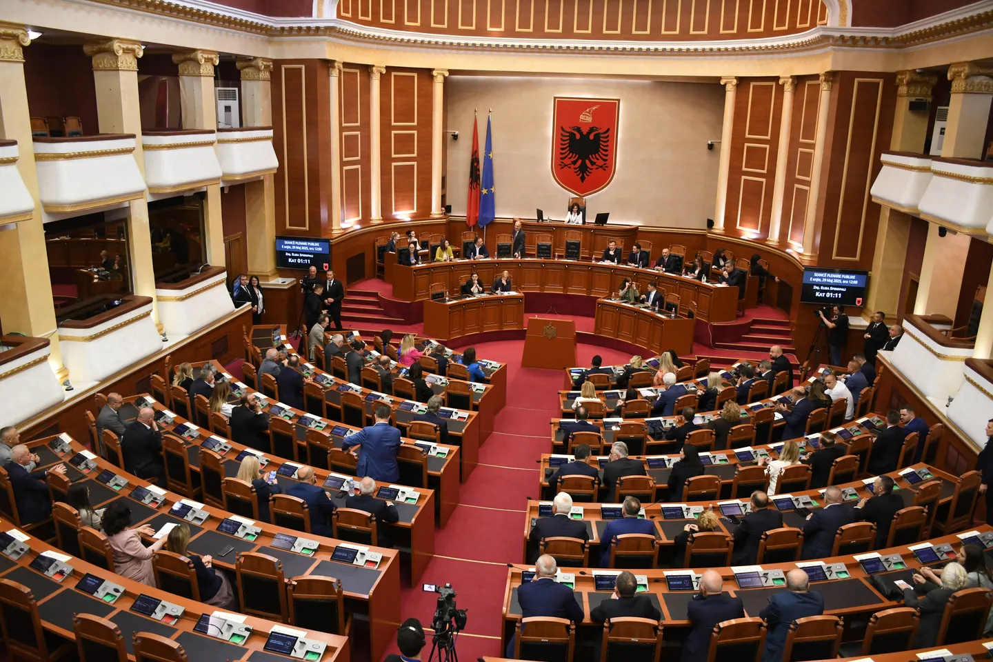Kuvendi i Shqipërisë mblidhet në seancë plenare