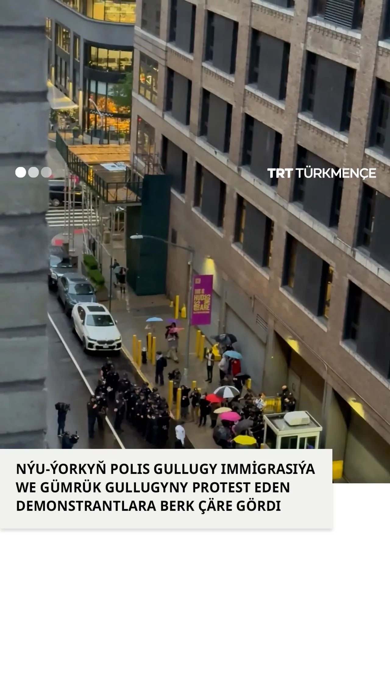 NÝU-ÝORKYŇ POLIS GULLUGY IMMİGRASIÝA WE GÜMRÜK GULLUGYNY PROTEST EDEN DEMONSTRANTLARA BERK ÇÄRE GÖRD