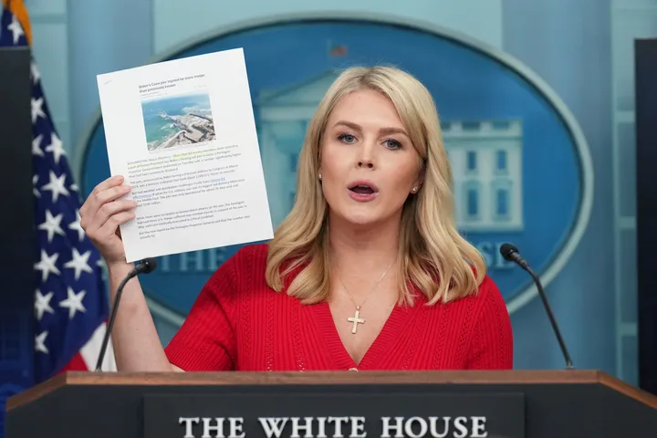 ټرمپ د ګرینلینډ لپاره د "مختلفو انتخابونو" په اړه بحث کوي، د پوځي عملیاتو په ګډون: سپینه ماڼۍ