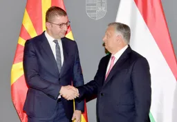 Kryeministri i Maqedonisë së Veriut Mickoski takohet me homologun hungarez Orban