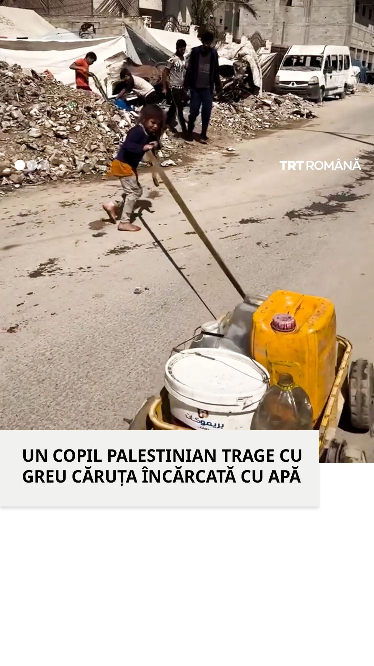 O micuță palestiniană se chinuie să tragă căruța încărcată cu apă