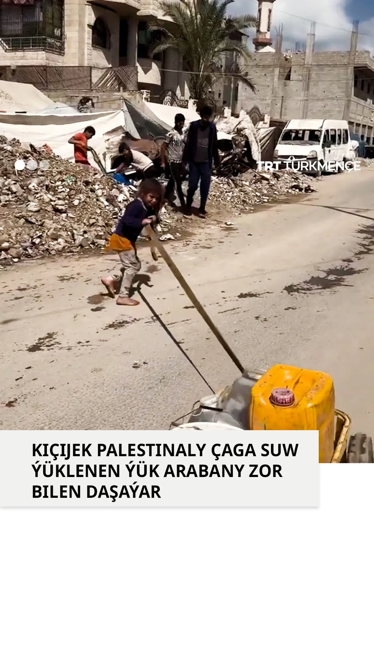 KIÇIJEK PALESTINALY ÇAGA SUW ÝÜKLENEN ÝÜK ARABANY ZOR BILEN DAŞAÝAR