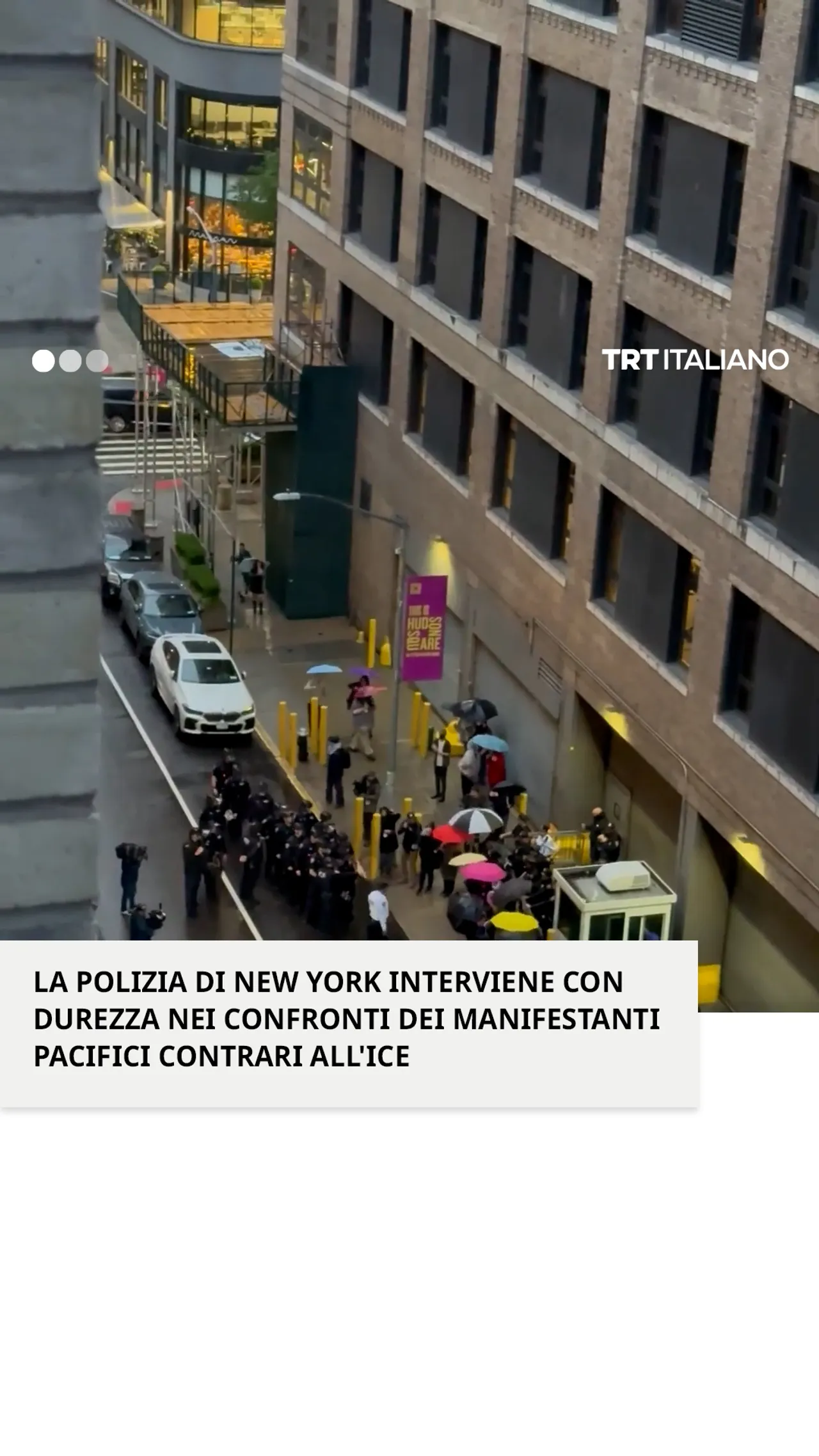 La polizia interviene con durezza nei confronti dei manifestanti pacifici contrari all'ICE