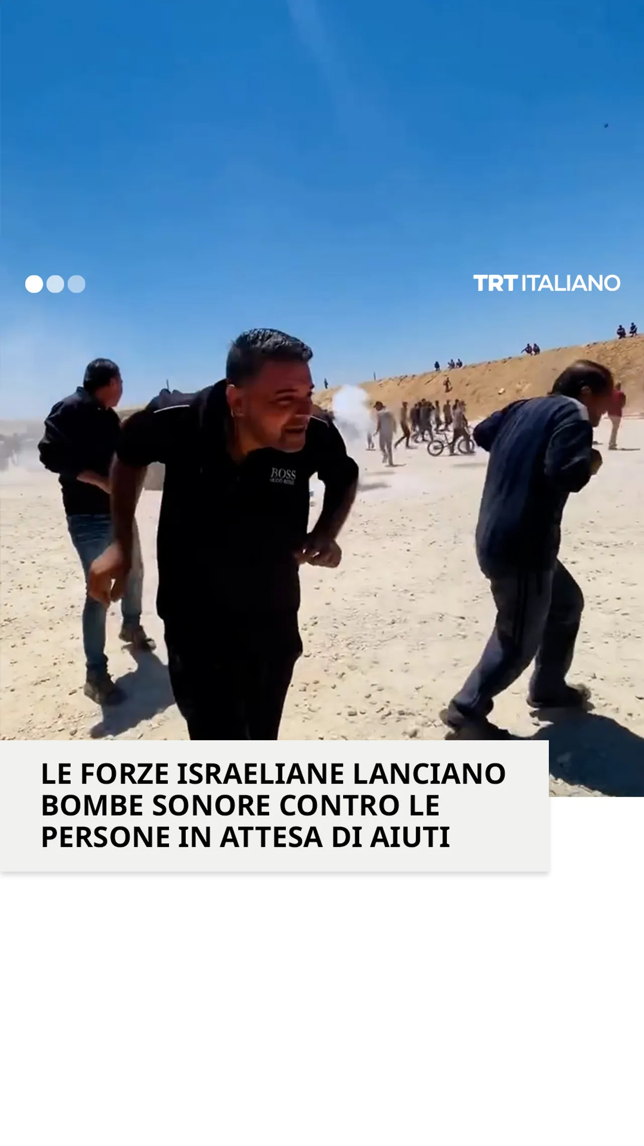 Le forze israeliane lanciano granate stordenti contro le persone in attesa di aiuti