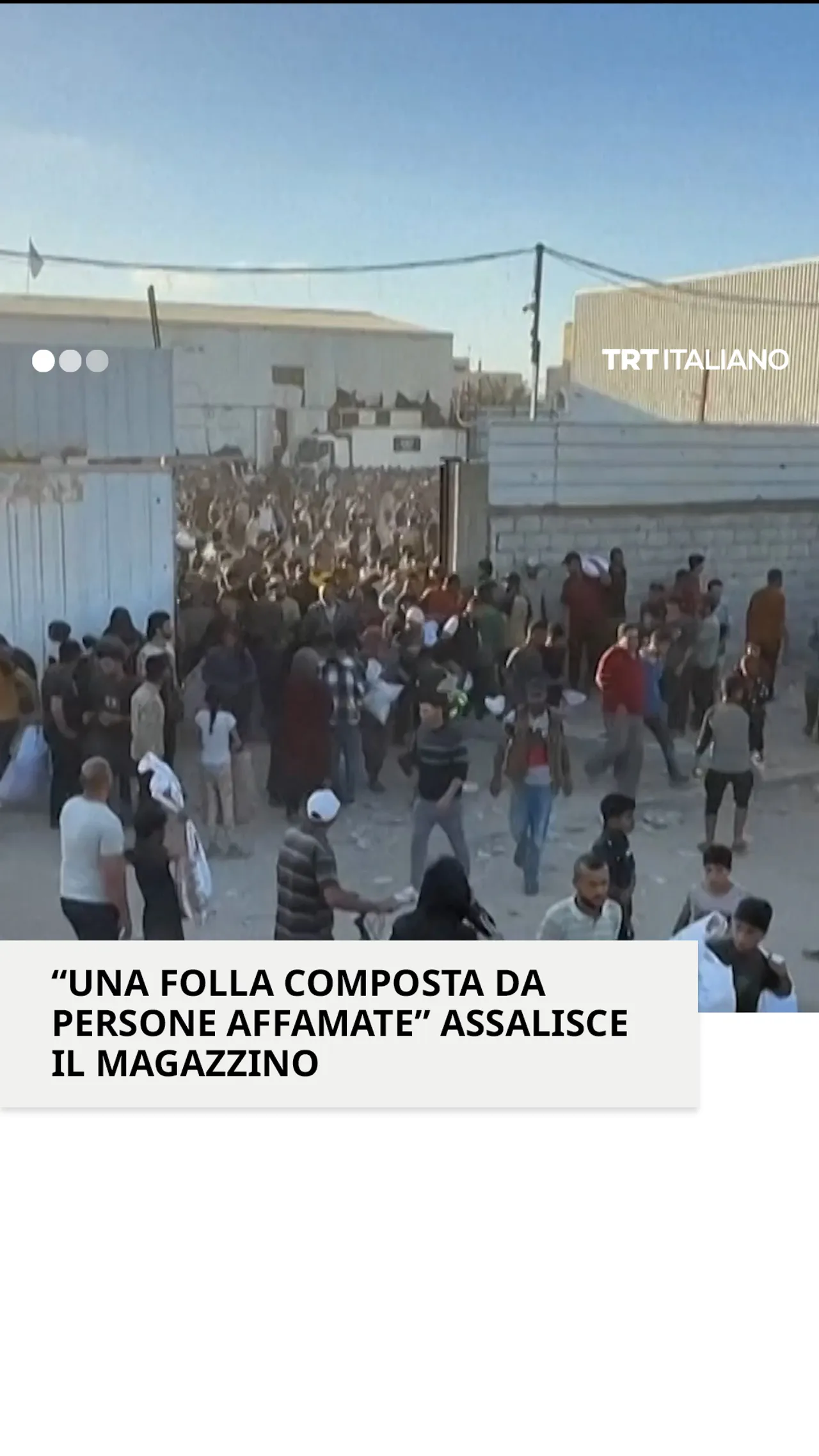 Una folla composta da persone affamate assalisce il magazzino