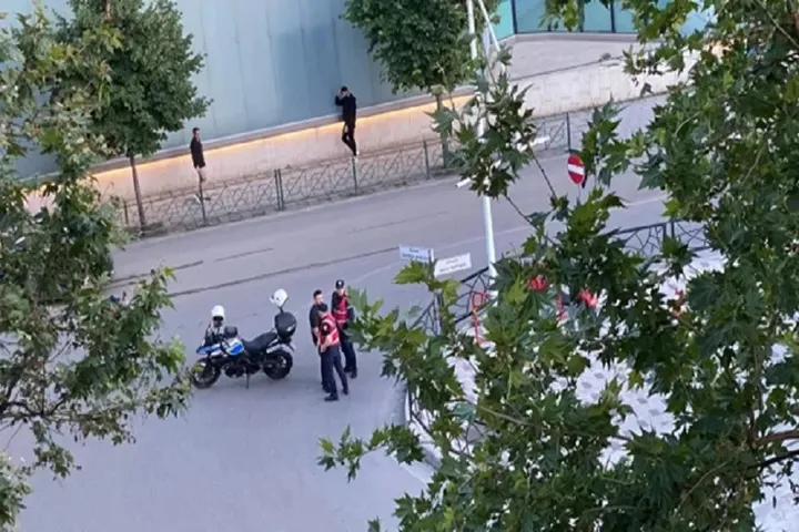 Alarm për bombë në parkimin e një hoteli në Tiranë, Policia rrethon zonën