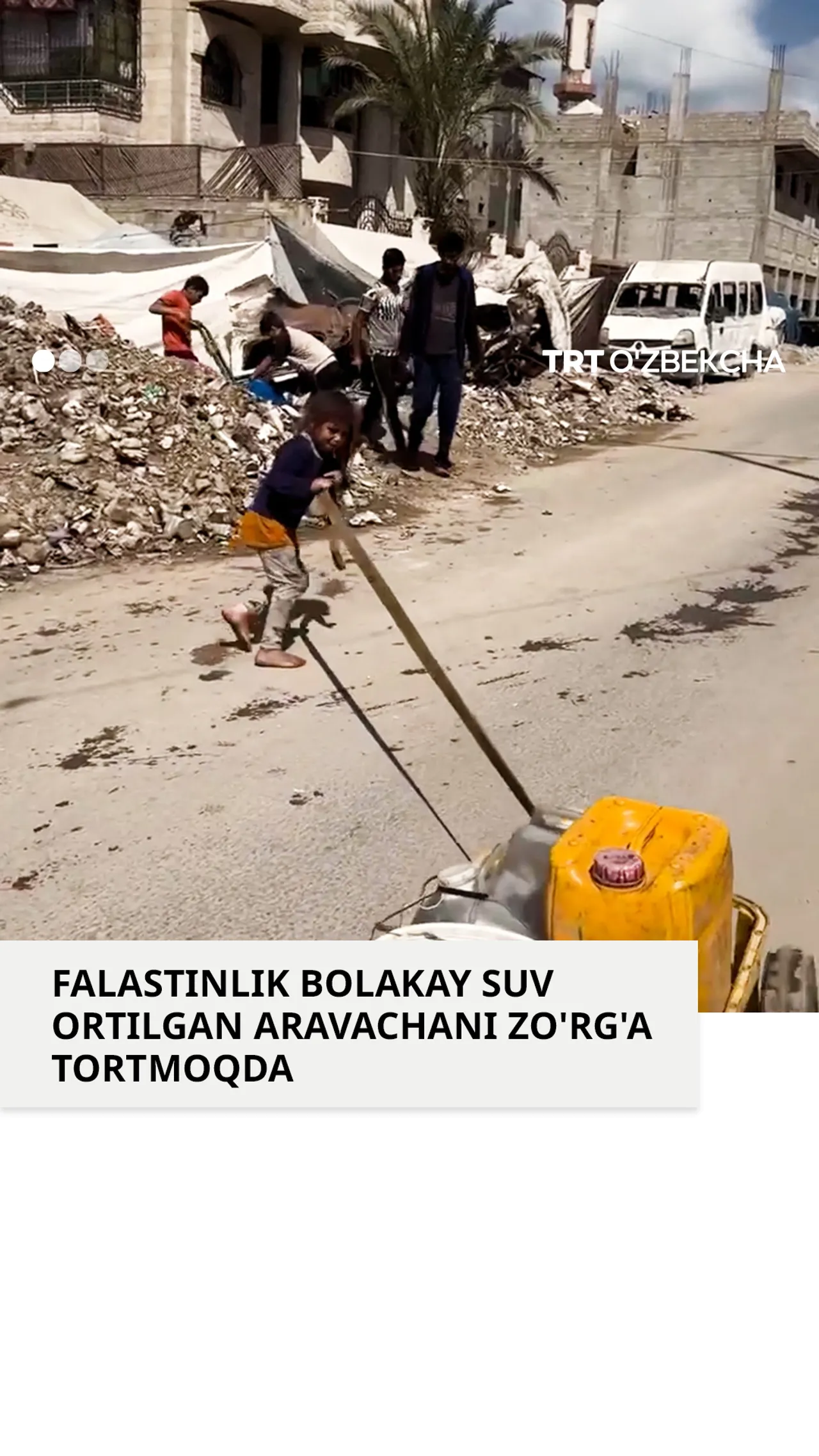 Falastinlik qizaloq suv ortilgan aravachani tortishga qiynalmoqda