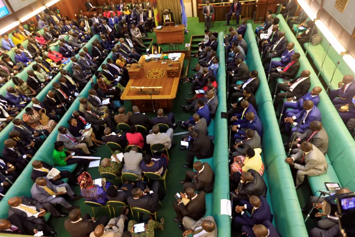 Ouganda : les législateurs approuvent un prêt de 568 millions de dollars pour le gouvernement