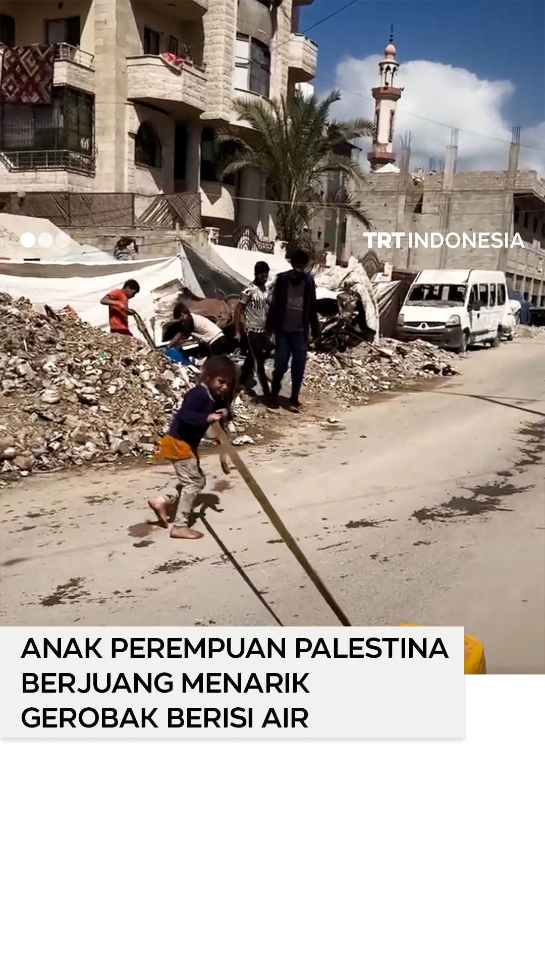 Anak perempuan Palestina berjuang menarik gerobak berisi air