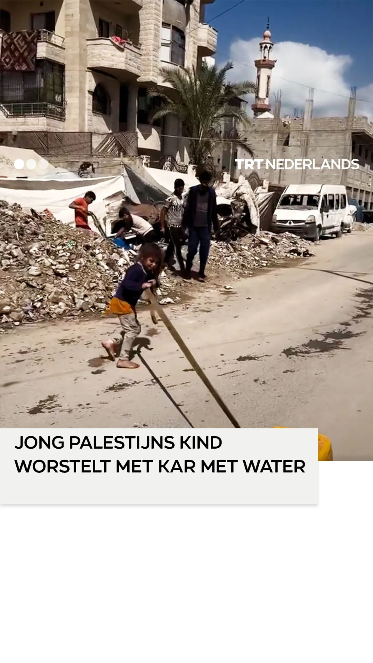 Jong Palestijns kind worstelt om kar beladen met water te slepen