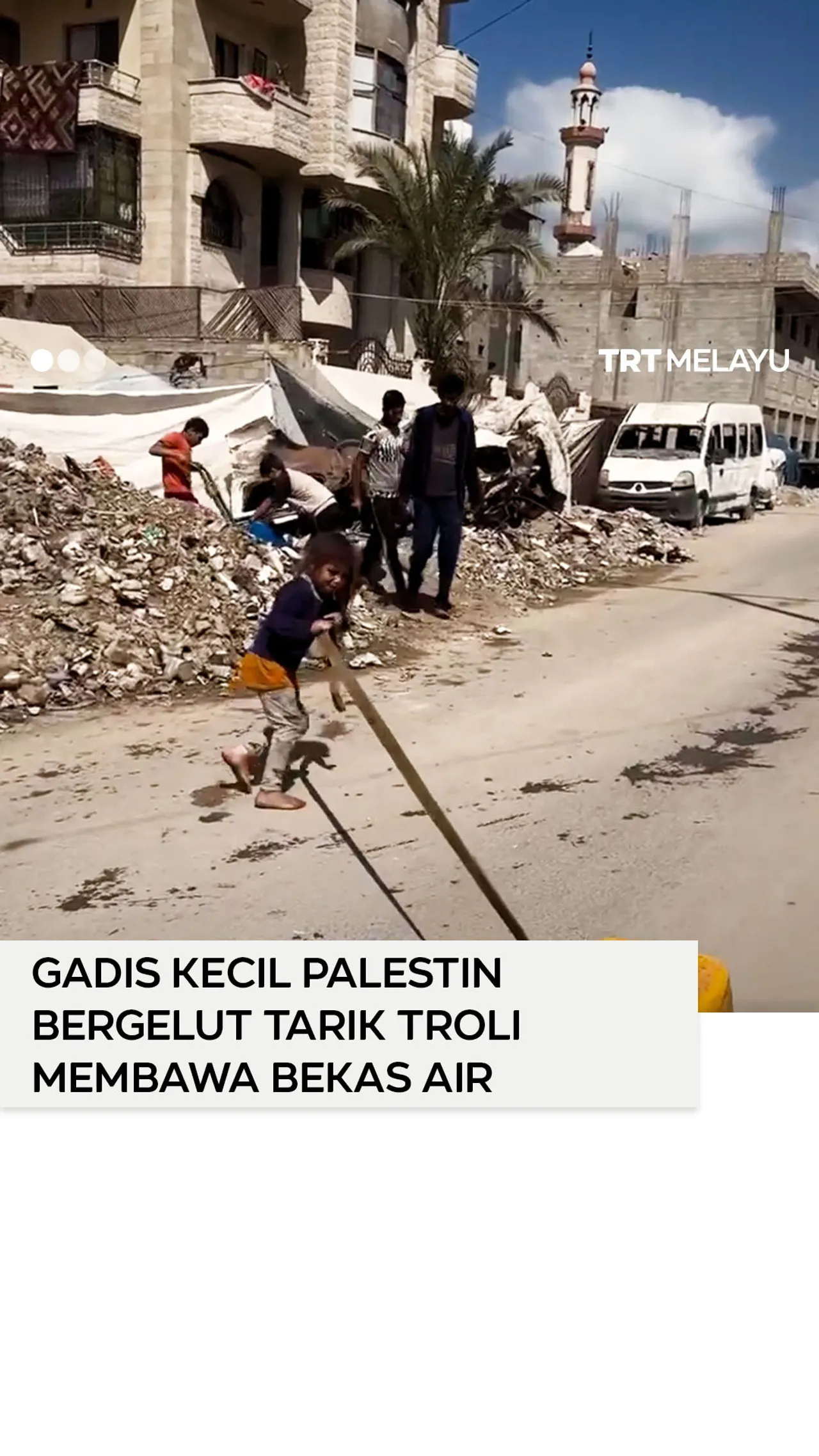 Gadis kecil Palestin bergelut tarik troli bawa bekas air
