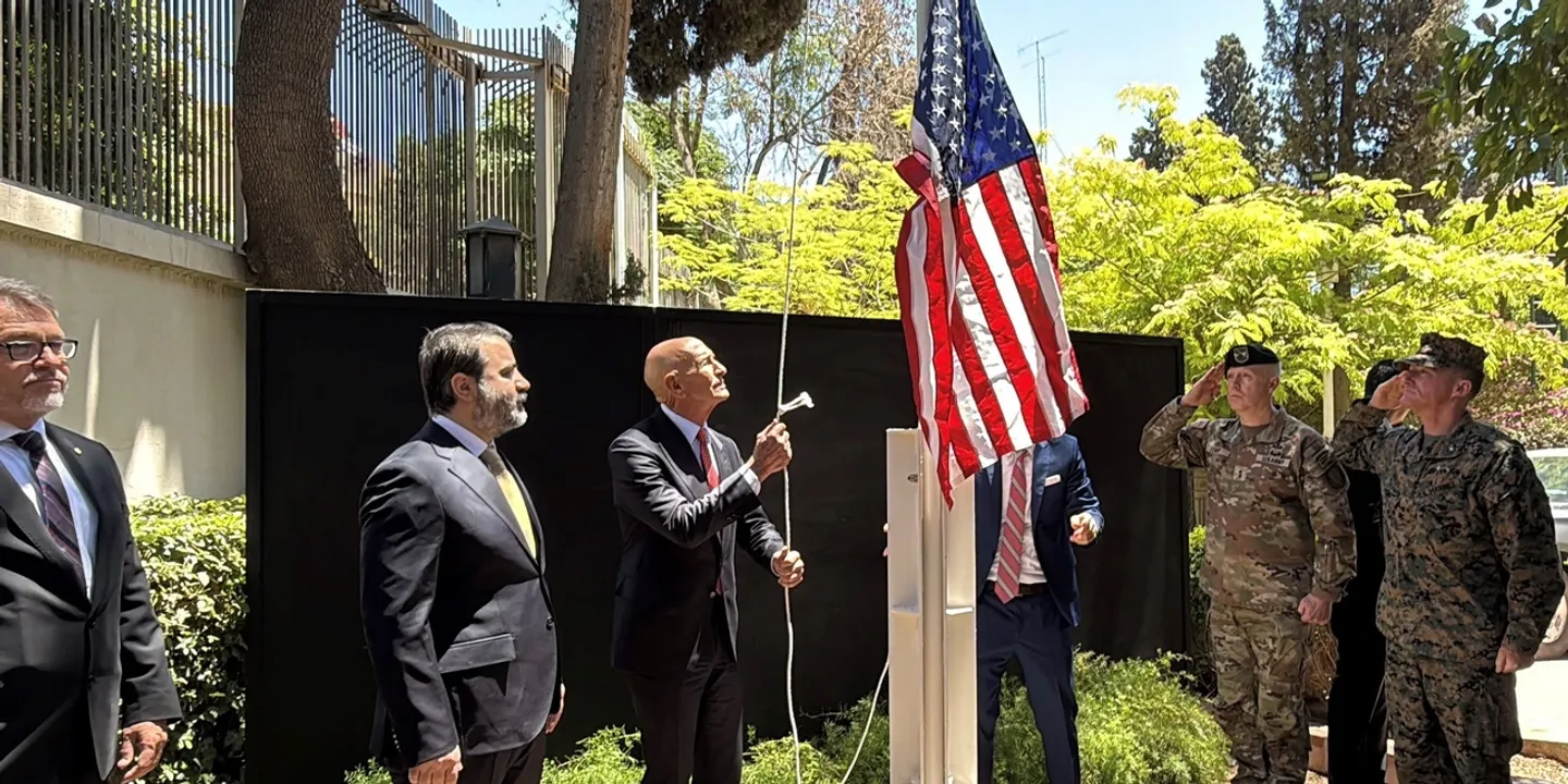 Bandeira dos EUA hasteada na residência do embaixador em Damasco após mais de 12 anos