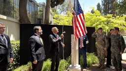 Bandeira dos EUA hasteada na residência do embaixador em Damasco após mais de 12 anos