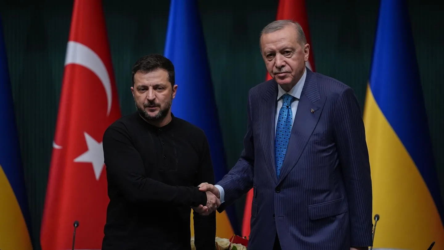 أردوغان يؤكد خلال اتصال هاتفي بزيلينسكي مواصلة تركيا جهودها لتحقيق السلام بين أوكرانيا وروسيا