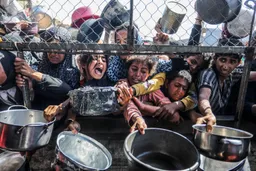 În imagini: Palestinienii înfometați caută hrană la noi puncte de distribuție