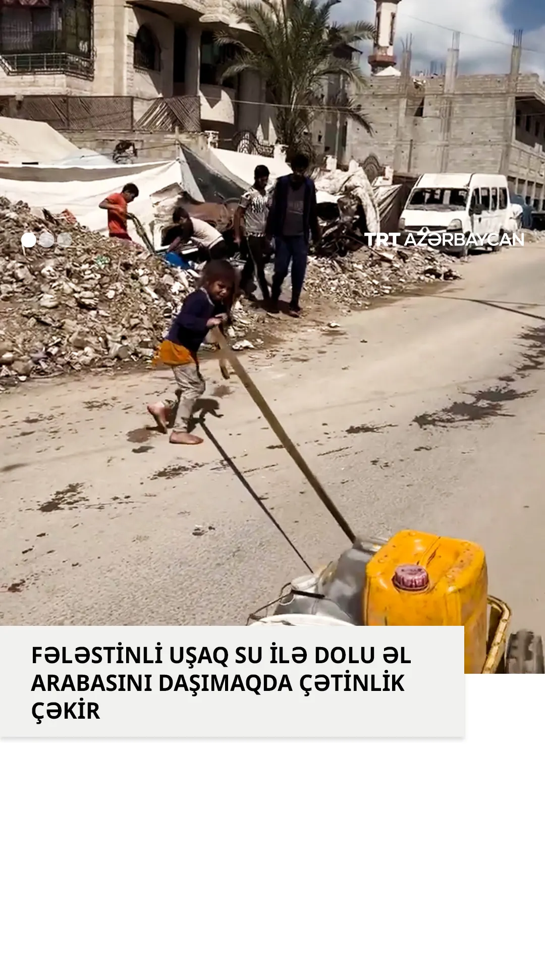 Fələstinli uşaq su ilə dolu əl arabasını zorla daşıyır