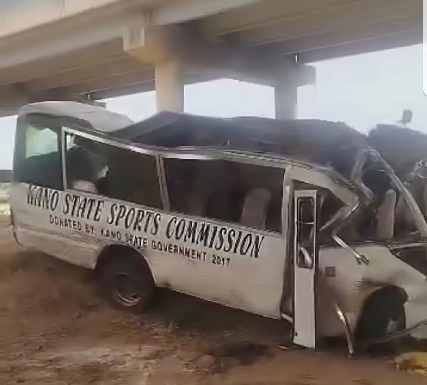 21 athlètes nigérians meurent après que leur bus est tombé d'un pont