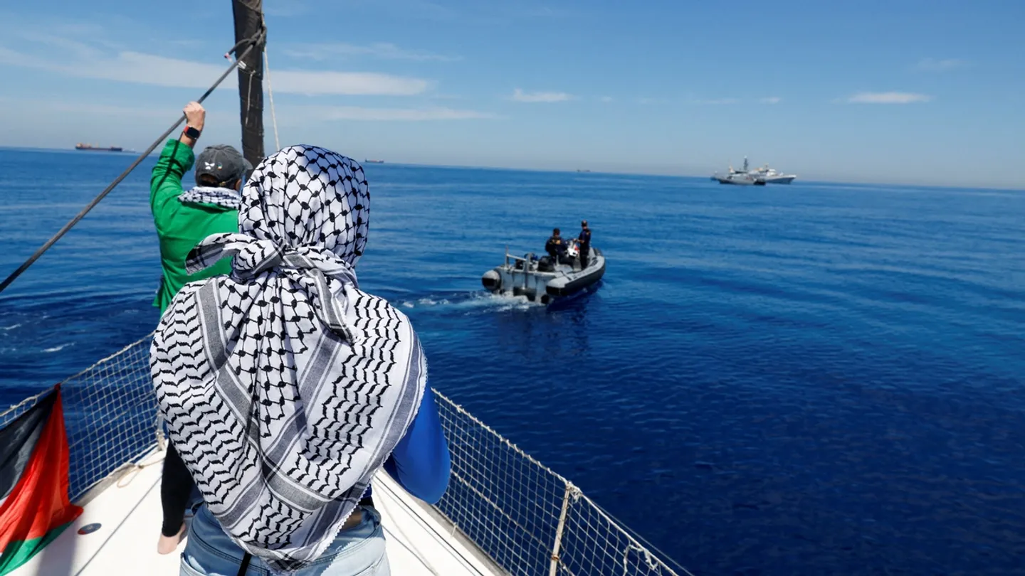 Barco com ativistas novamente a caminho de Gaza depois de ter sido alvo de ataque com drones