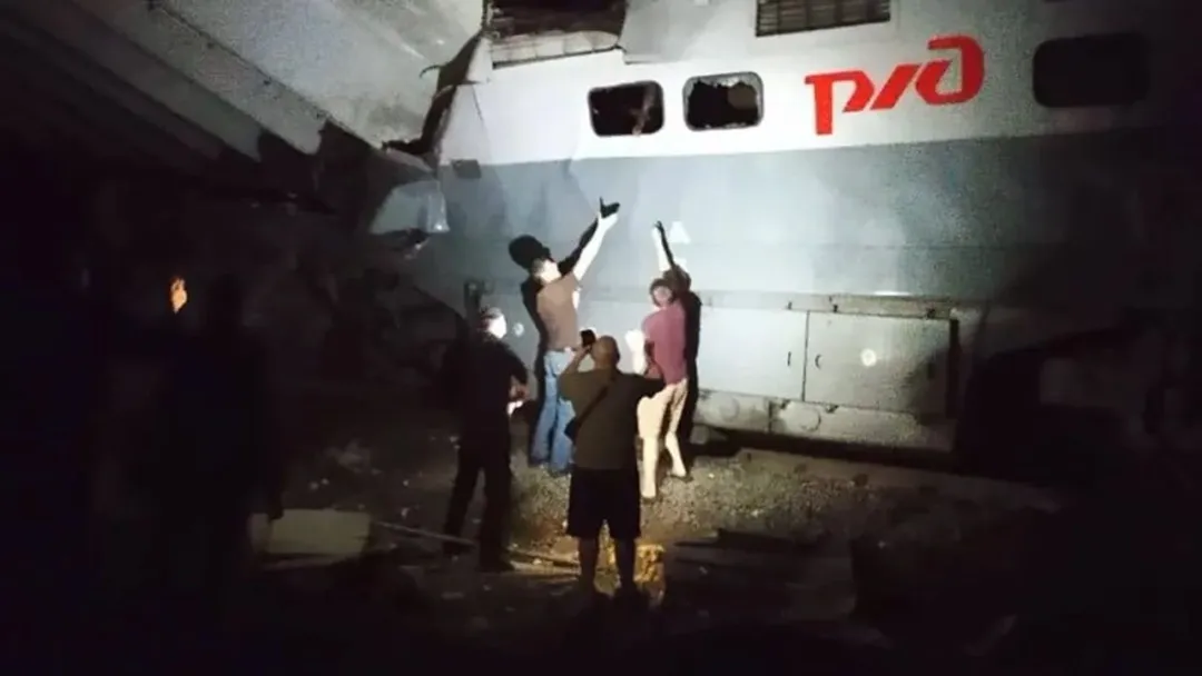 روسيا.. قتلى وجرحى جراء خروج قطار عن مساره إثر انهيار جسر قرب حدود أوكرانيا