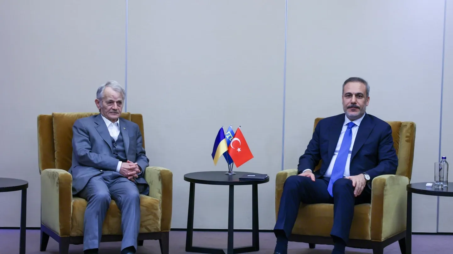 فيدان يلتقي زعيم تتار القرم ويبحث مع نظيره البريطاني سُبل إنهاء الحرب الروسية-الأوكرانية