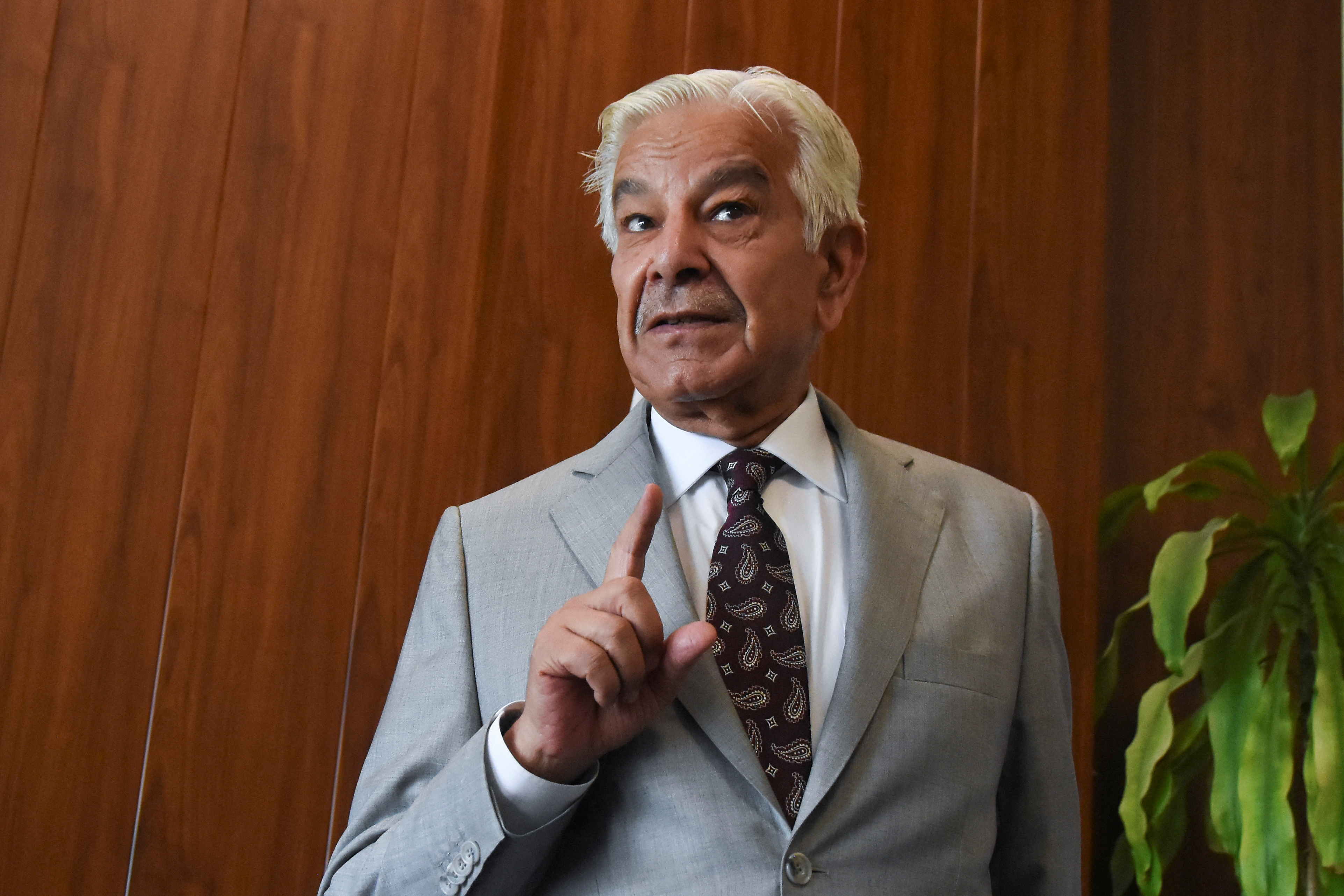وزير الدفاع الباكستاني يهدد بتدمير أي منشأة تبنيها الهند على نهر السند