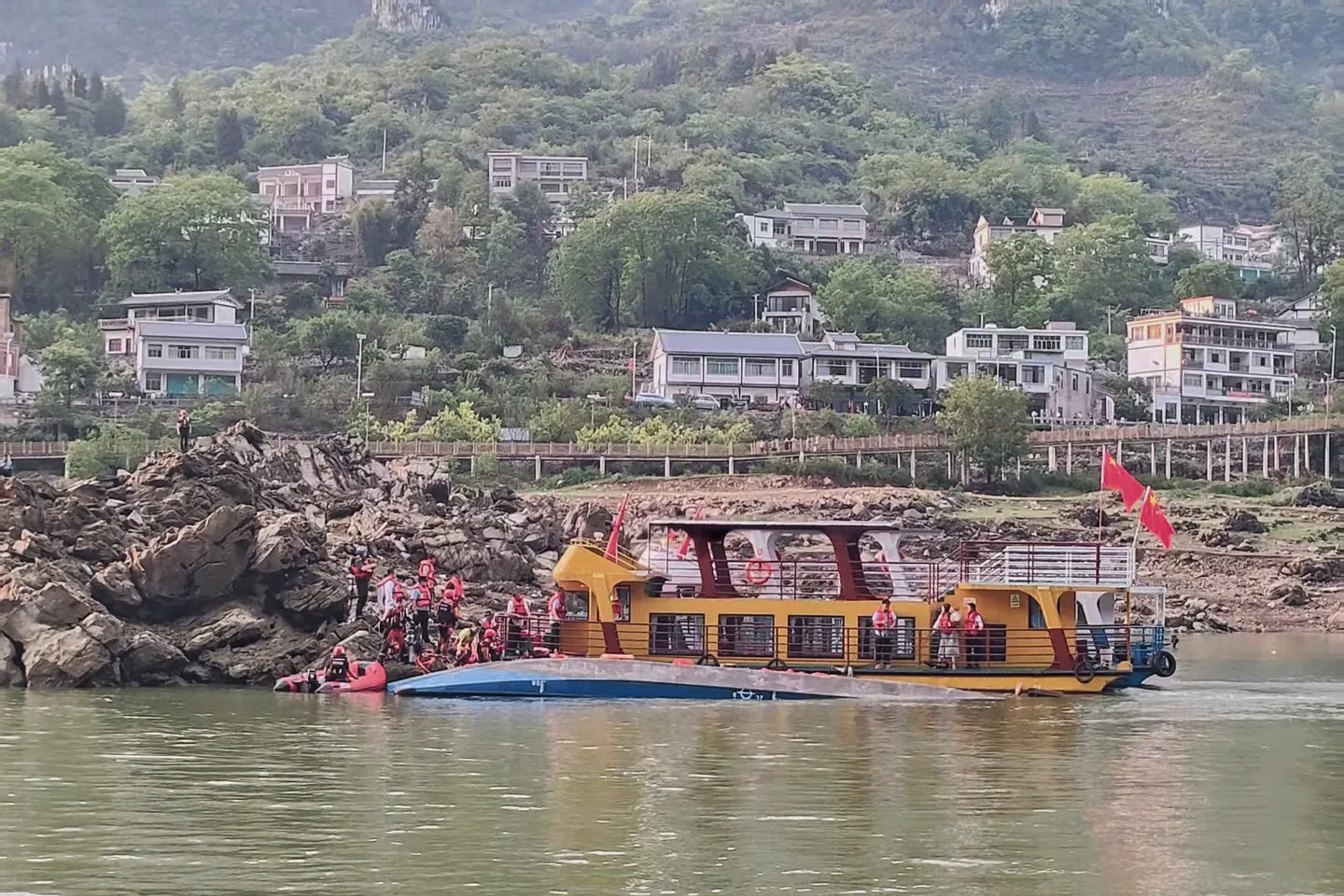 चीन में नाव पलटने से कई लोग मारे गए, दर्जनों घायल: राज्य मीडिया