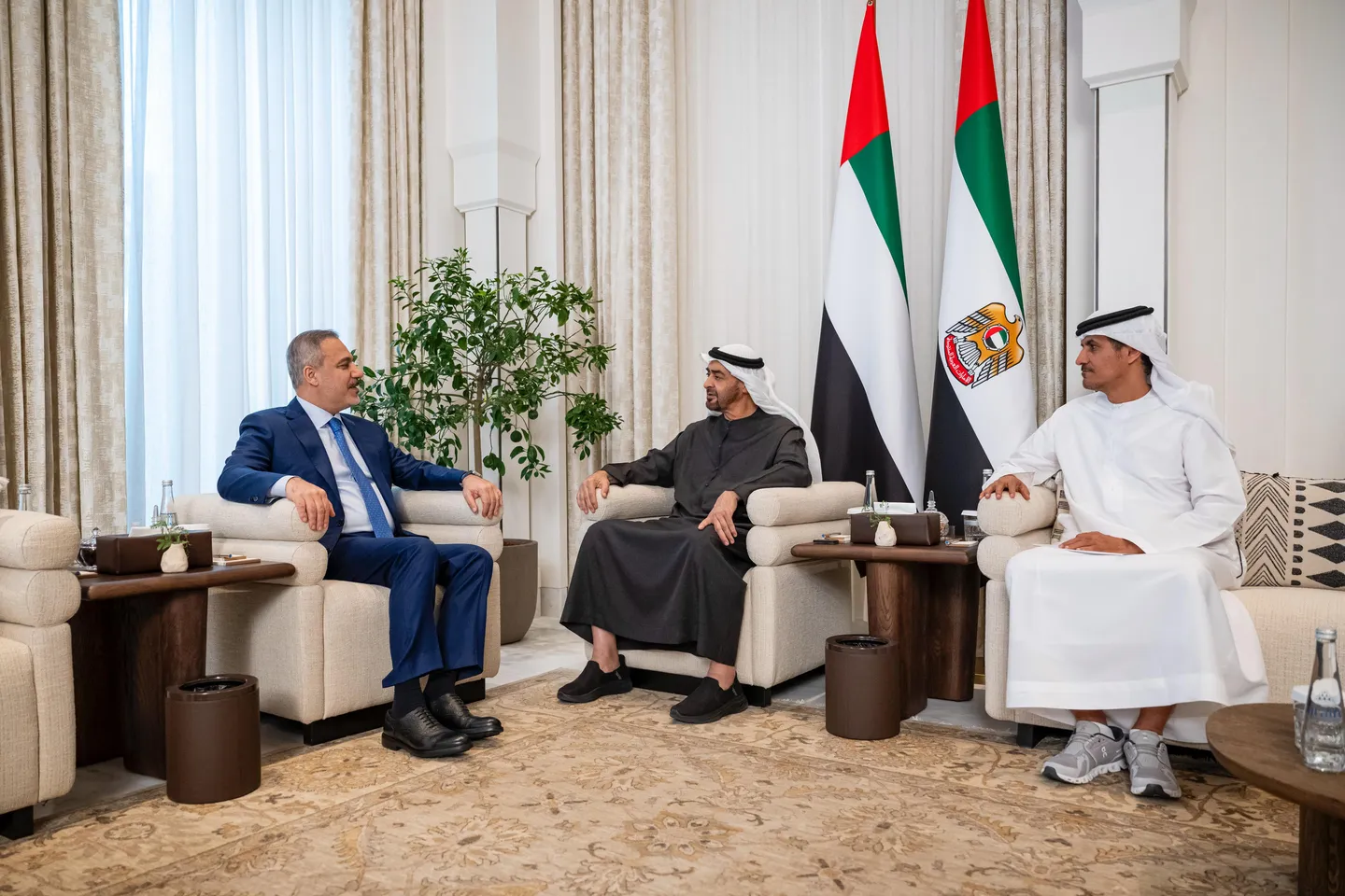 وزير الخارجية التركي يبحث مع الرئيس الإماراتي العلاقات الاستراتيجية في أبوظبي