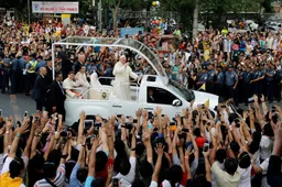 O presente de despedida do Papa para Gaza: Papamóvel transformado em clínica médica para crianças