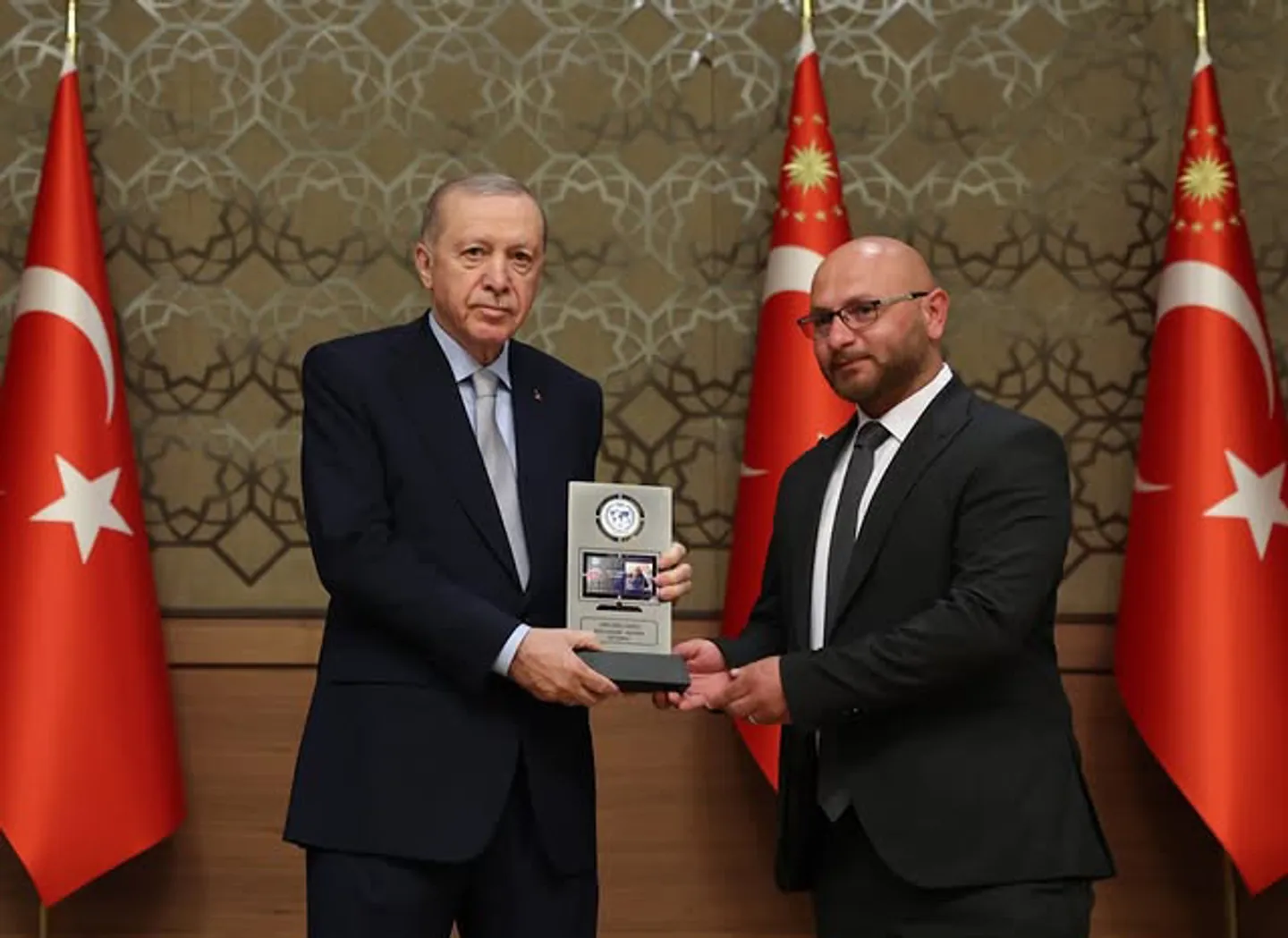 El presidente Erdogan entrega premio especial a Nizar Sadawi, periodista de TRT World