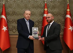 El presidente Erdogan entrega premio especial a Nizar Sadawi, periodista de TRT World