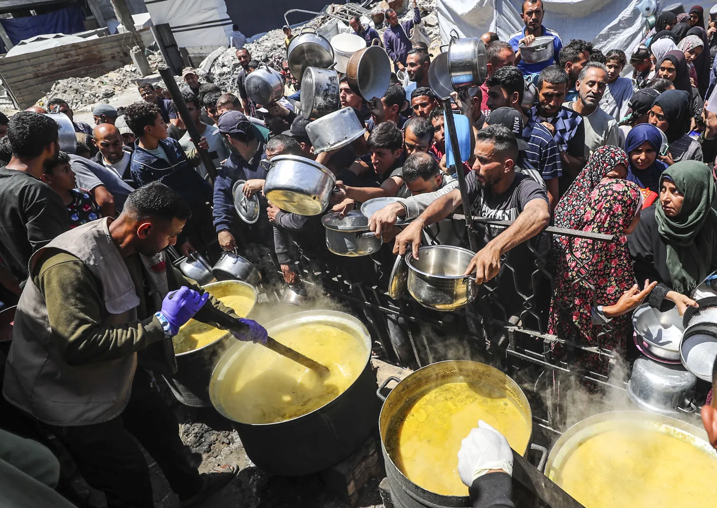 Gladni Palestinci u Gazi satima čekaju tanjir supe na posljednjim mjestima za podjelu hrane