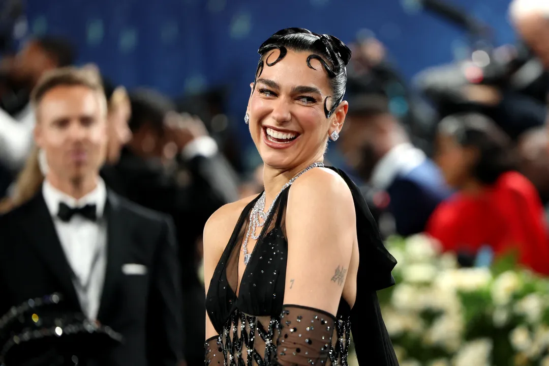 ポップアイコンのデュア・リパ、親パレスチナ系バンド「ニーカップ」への中傷工作を受けマネージャーを解任