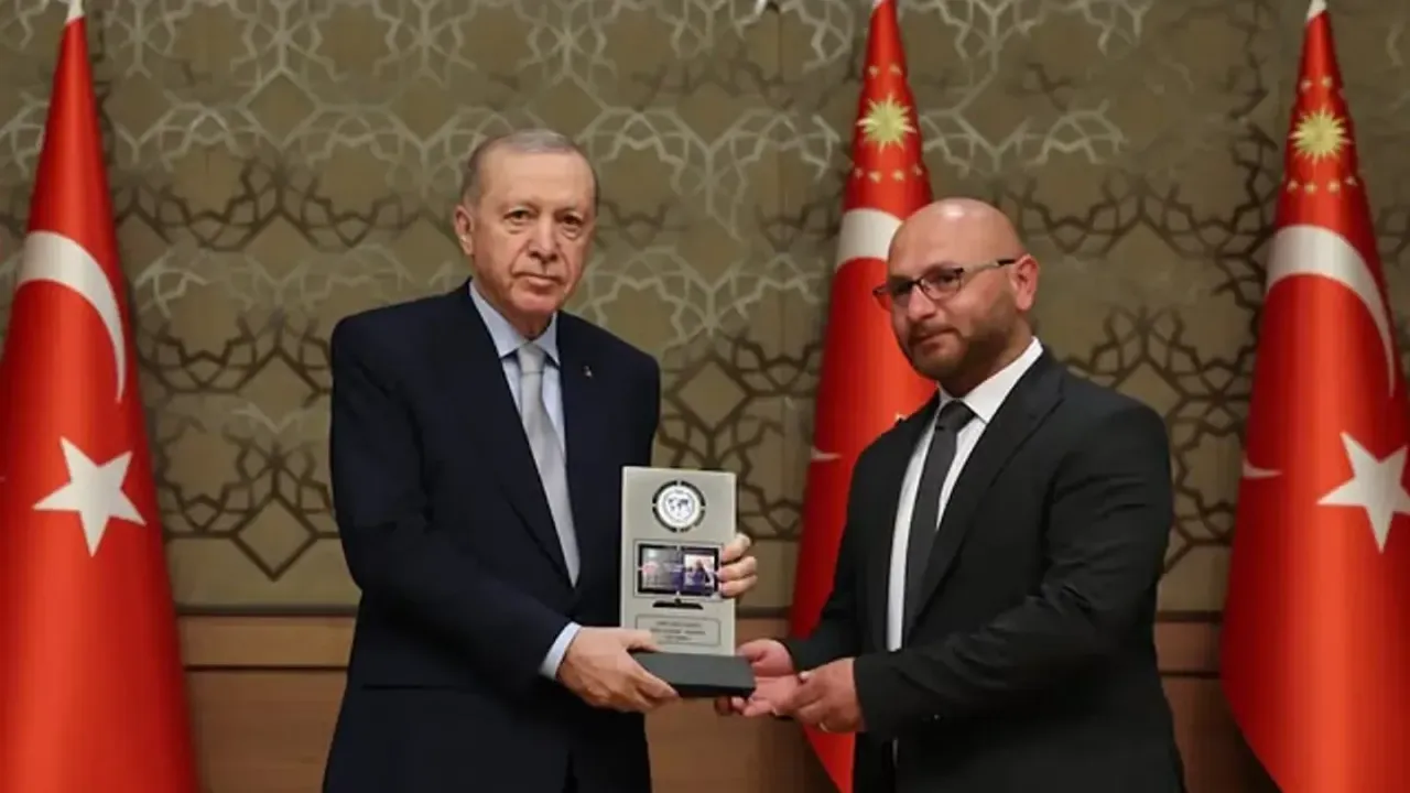 اردوغان جایزه ویژه هیئت داوران دهمین دوره جوایز رسانه‌ای آنادولو را به خبرنگار تی‌آرتی ورلد اهدا کرد