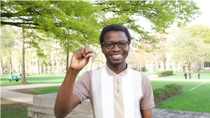 Oyinlola : l'inventeur nigérian, père du plus petit dispositif de géolocalisation GPS
