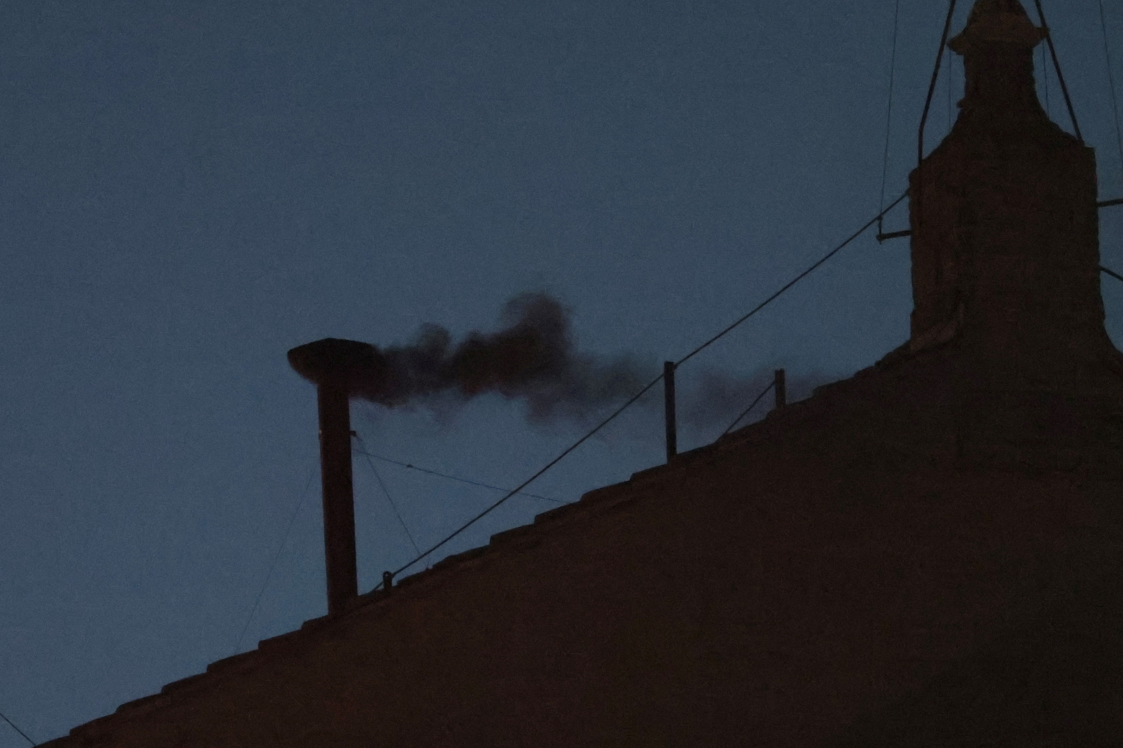 Crni dim iznad Vatikana, nije izabran novi papa
