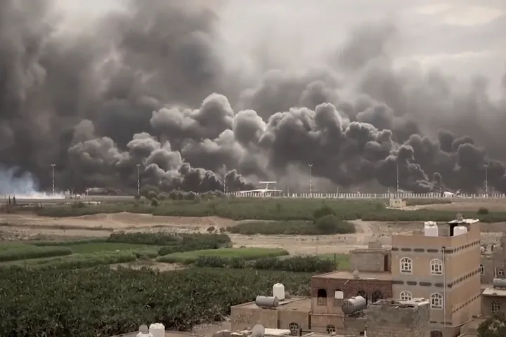 Israel bombardea Yemen y los hutíes responden con misiles, en nueva escalada regional