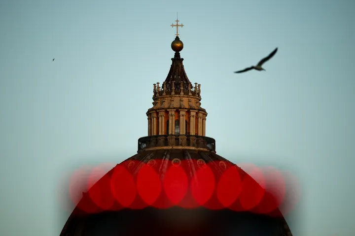 Lumea creștină așteaptă fumul alb în timp ce conclavul se adună pentru a alege noul papă