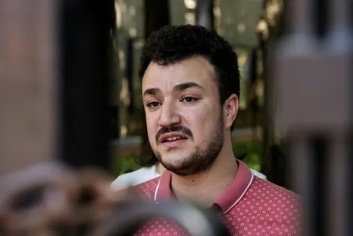 منظمة حقوقية: منع الناشط محمود خليل من لقاء عائلته دون حواجز زجاجية