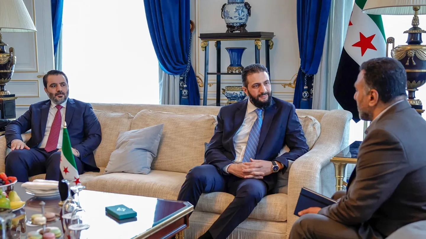 الشرع يصل باريس في أول زيارة أوروبية ويلتقي "قيصر" الشاهد على جرائم نظام الأسد