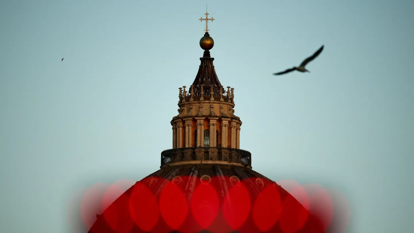 O mundo cristão aguarda o fumo branco enquanto o conclave se reúne para escolher o novo Papa