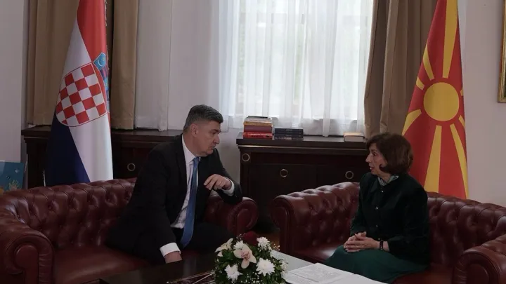 Presidenti kroat mbërrin për vizitë në Shkup, pritet me ceremoni shtetërore nga presidentja maqedona