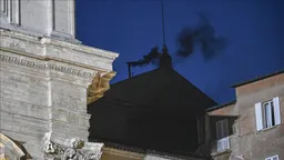 As në raundin e dytë dhe të tretë nuk u zgjodh Papa i ri në Vatikan