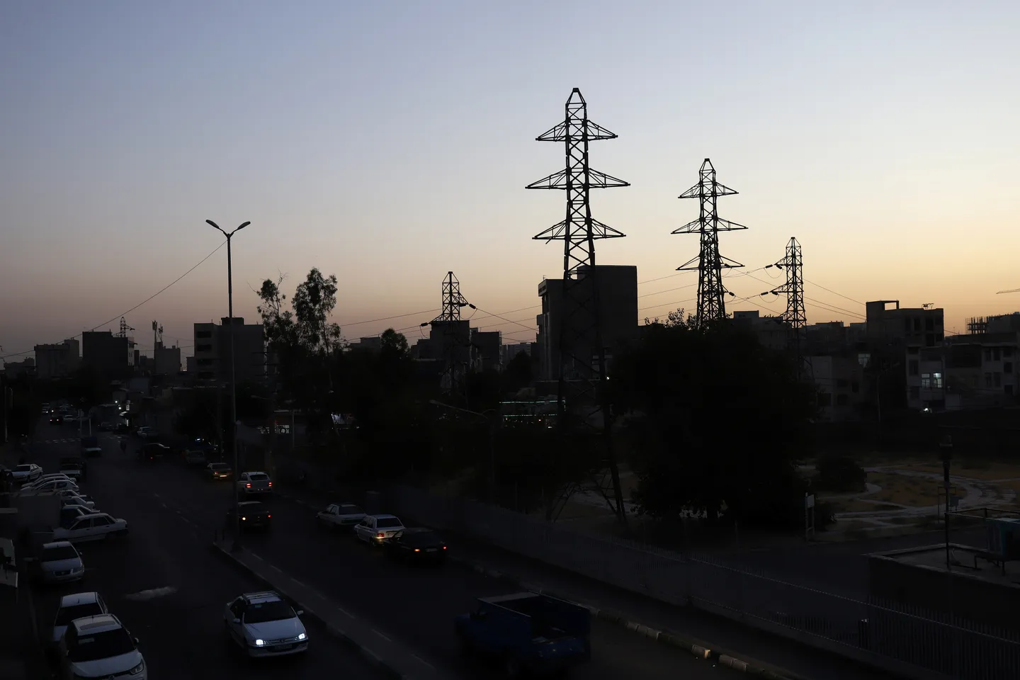 آغاز قطع زودهنگام برق در پایتخت ایران؛ نشست اضطراری مجمع نمایندگان تهران با وزیر نیرو