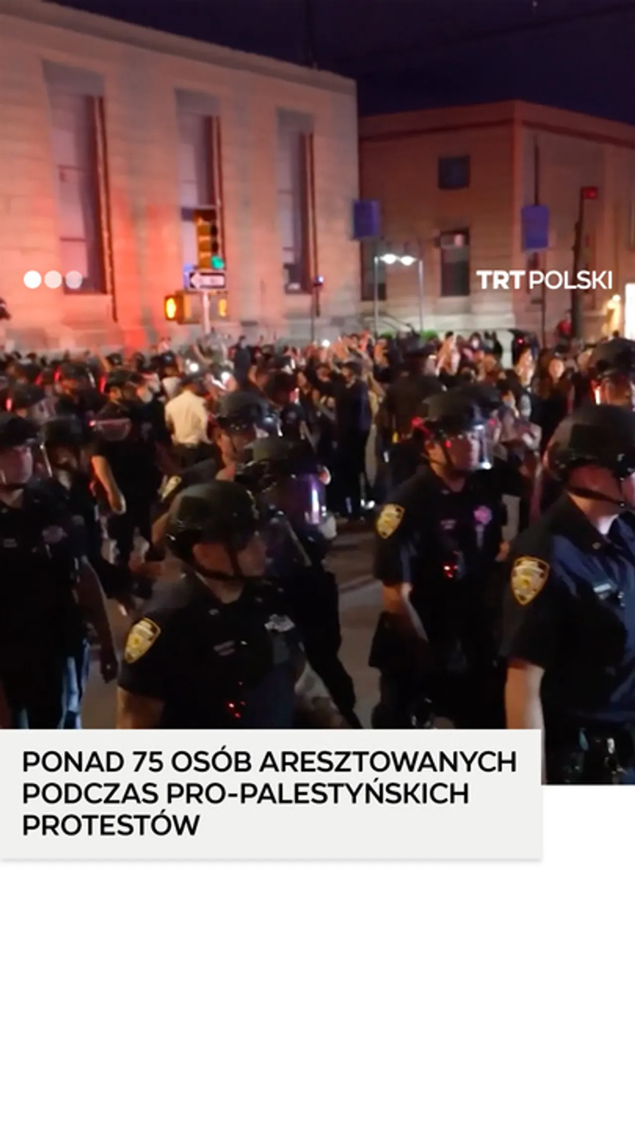 Policjanci aresztują pro-palestyńskich demonstrantów na Uniwersytecie Columbia