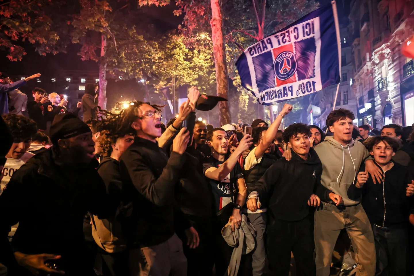 Festa e tifozëve të PSG-së në Paris u shndërrua në trazira