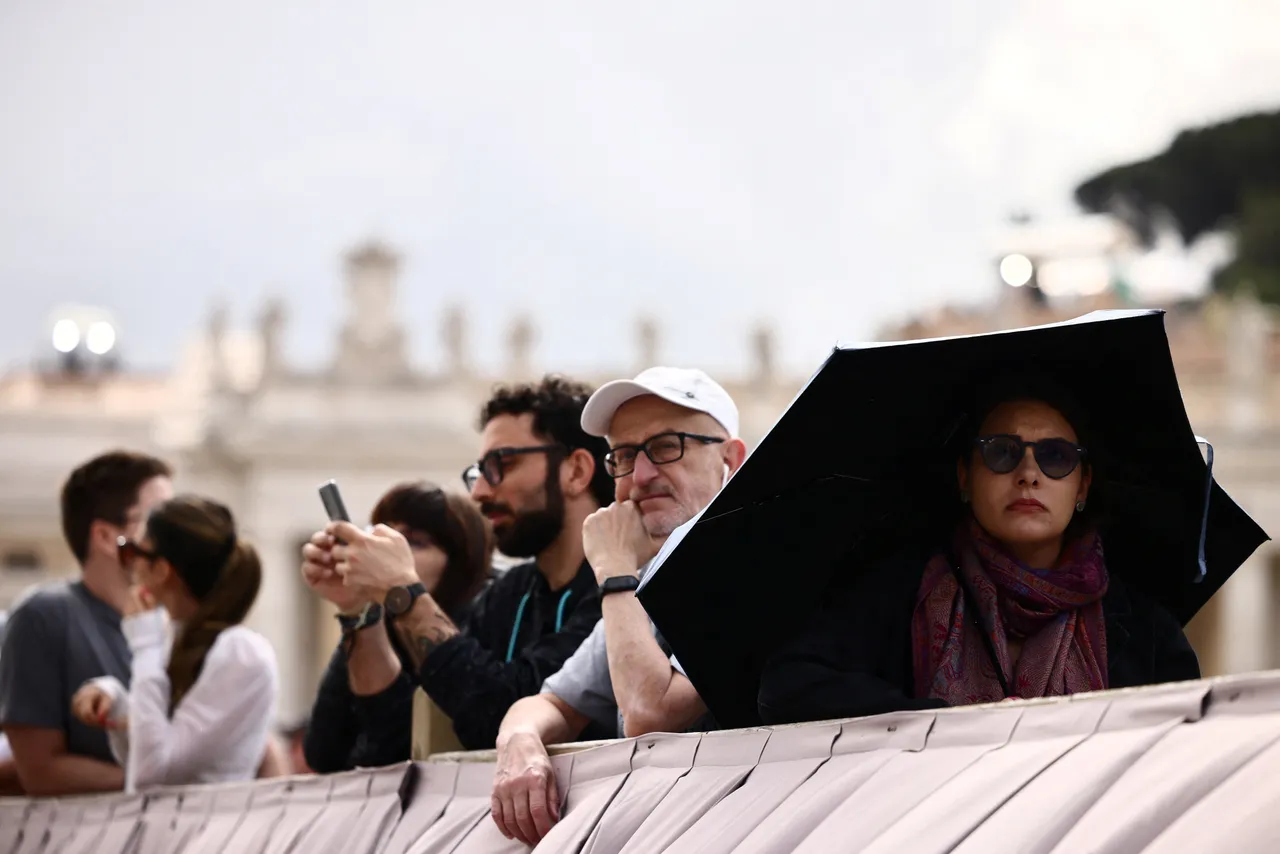 Wakusanyika siku ya pili wakisubiri matokeo ya uchaguzi wa Papa