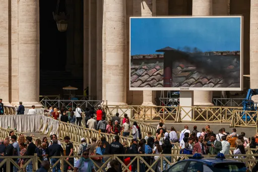 La elección del papa avanza entre fumatas negras: ¿que sigue en el cónclave?