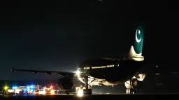 À medida que as tensões aumentam entre o Paquistão e a Índia, as companhias aéreas cancelam voos