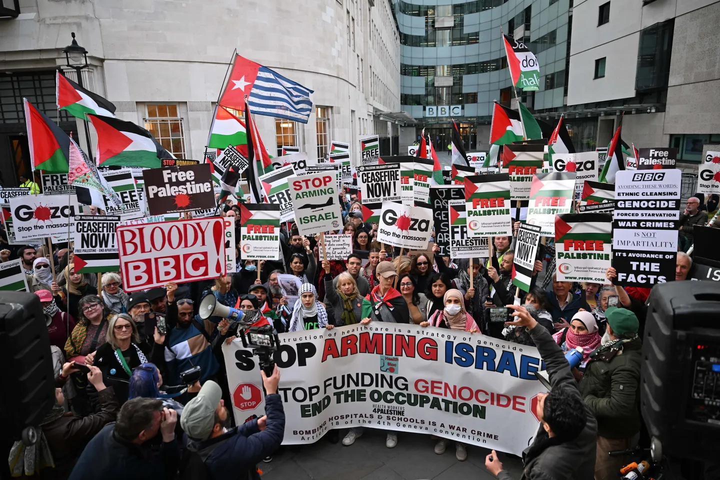 Aktivistët protestojnë jashtë zyrës së BBC-së në Londër për "fshehjen e gjenocidit" në Gaza