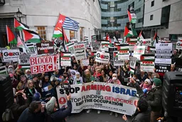 Aktivistët protestojnë jashtë zyrës së BBC-së në Londër për "fshehjen e gjenocidit" në Gaza